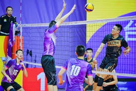 C罗被罚下后，看台上的爱尔兰球迷模仿他做出的哭泣手势